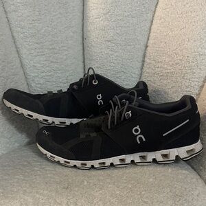 On Cloud Women’s Running Shoes – Size 8.5 Black/White Swiss Engineered Sneakers